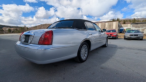 Lincoln Town Car 27 of 30