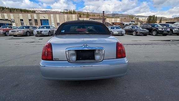 Lincoln Town Car 23 of 30