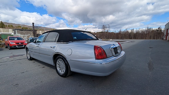 Lincoln Town Car 19 of 30