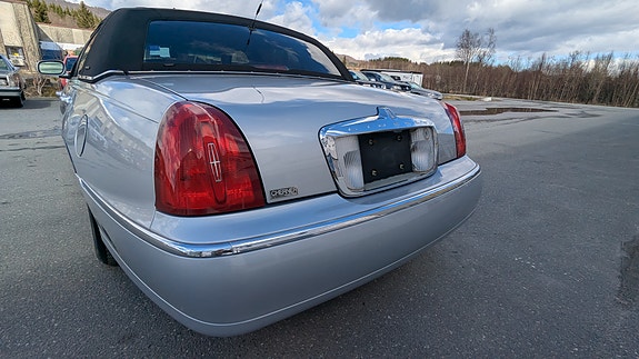 Lincoln Town Car 24 of 30