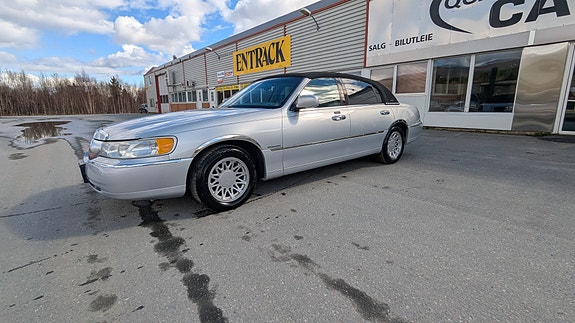 Lincoln Town Car 9 of 30
