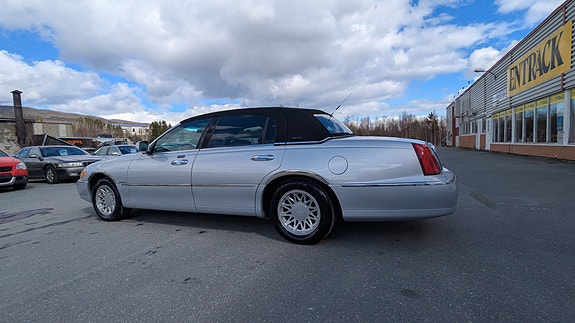 Lincoln Town Car 17 of 30