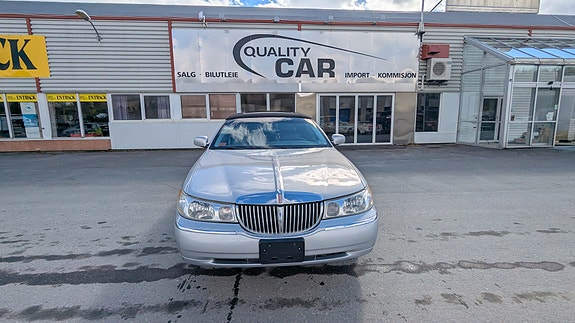 Lincoln Town Car 2 of 5