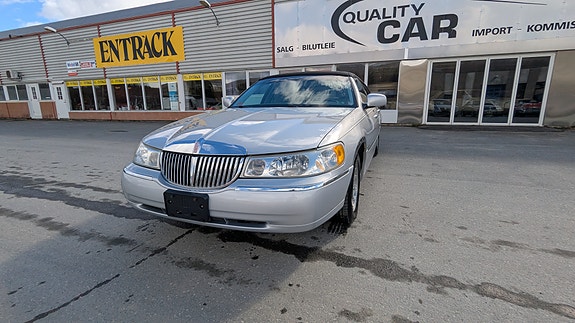 Lincoln Town Car 3 of 5