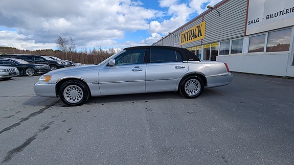 Lincoln Town Car 14 of 30