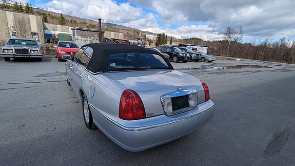 Lincoln Town Car 21 of 30