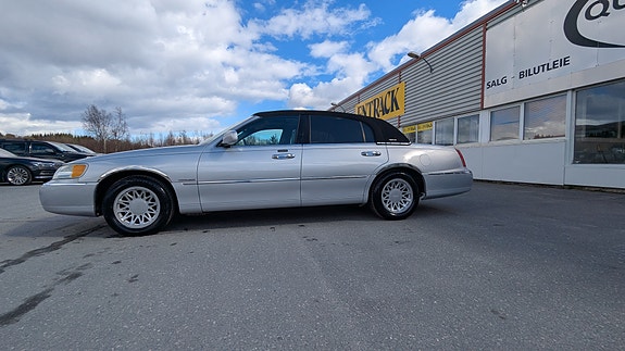 Lincoln Town Car 12 of 30