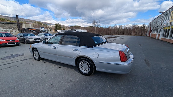 Lincoln Town Car 18 of 30