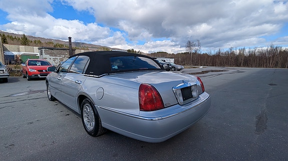 Lincoln Town Car 22 of 30