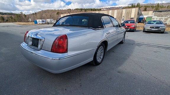 Lincoln Town Car 28 of 30