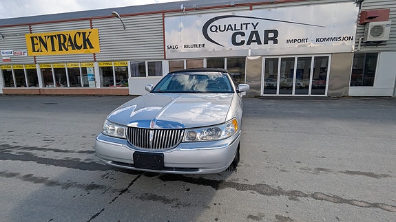 Lincoln Town Car 4 of 5