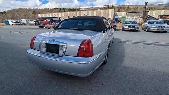 Lincoln Town Car 25 of 30