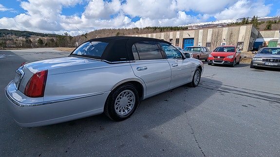 Lincoln Town Car 29 of 30
