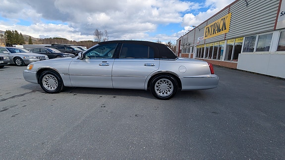 Lincoln Town Car 15 of 30