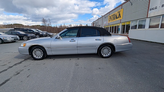 Lincoln Town Car 13 of 30
