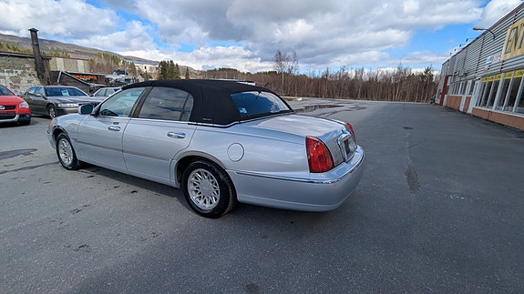 Lincoln Town Car 20 of 30