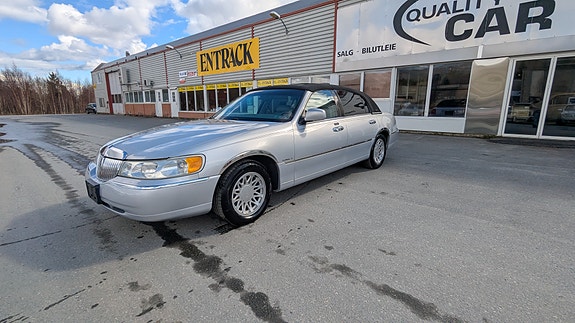 Lincoln Town Car 8 of 30