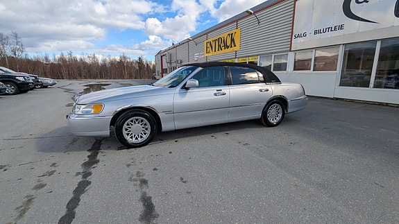 Lincoln Town Car 10 of 30