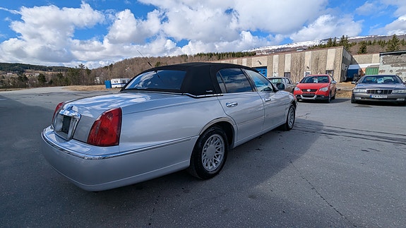 Lincoln Town Car 30 of 30