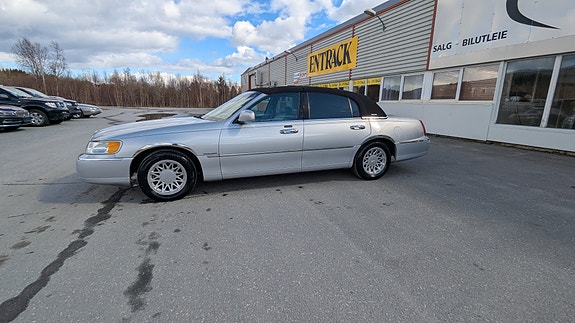 Lincoln Town Car 11 of 30