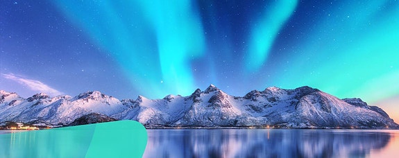 Nordlys over fjell og hav
