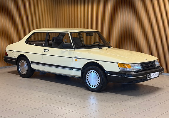 Saab 900 2 of 5