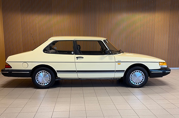 Saab 900 3 of 5