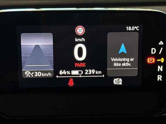 Digitalt display med klar visning av hastighet og kjørestatus.