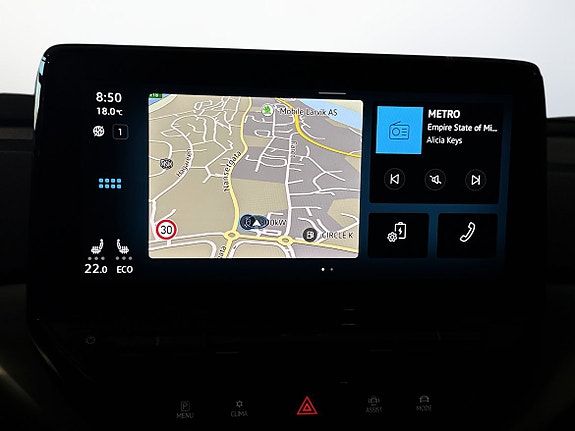 Navigasjon vist på stor touchscreen med oversiktlige funksjonsikoner.