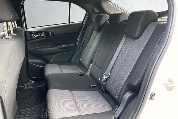 God plass til voksne, med ISOFIX‑fester for barnesete.