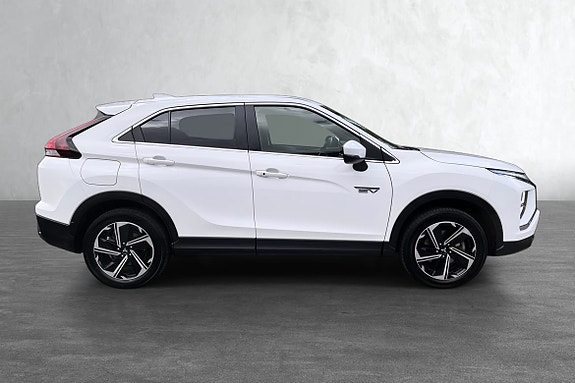 Kompakt SUV‑format med god bakkeklaring og firehjulstrekk (S‑AWC).