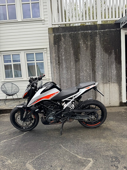 KTM 390 Duke 4 of 5