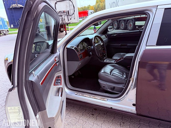 Chrysler 300C 15 of 30
