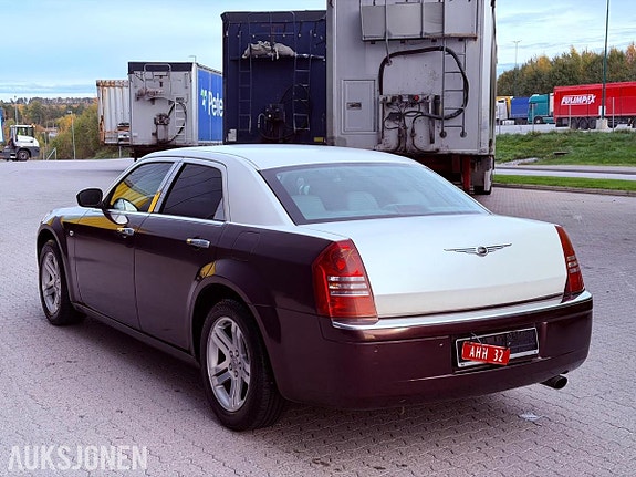Chrysler 300C 14 of 30