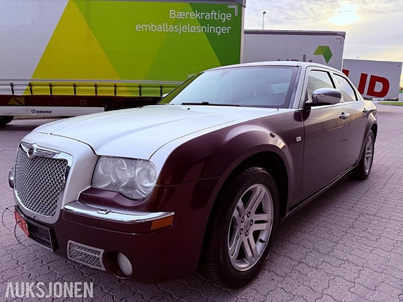 Chrysler 300C 2 of 5