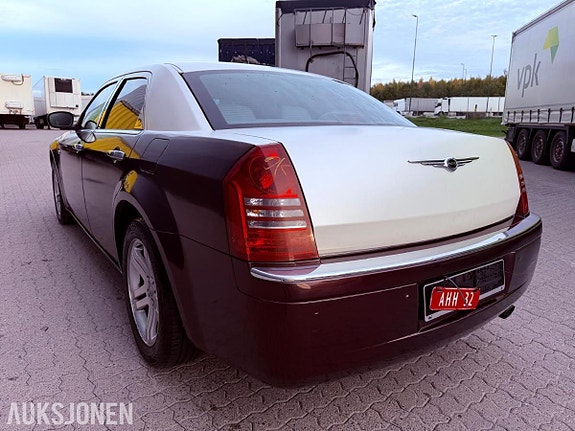 Chrysler 300C 12 of 30