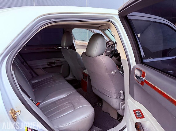 Chrysler 300C 20 of 30