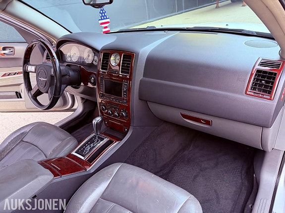 Chrysler 300C 24 of 30