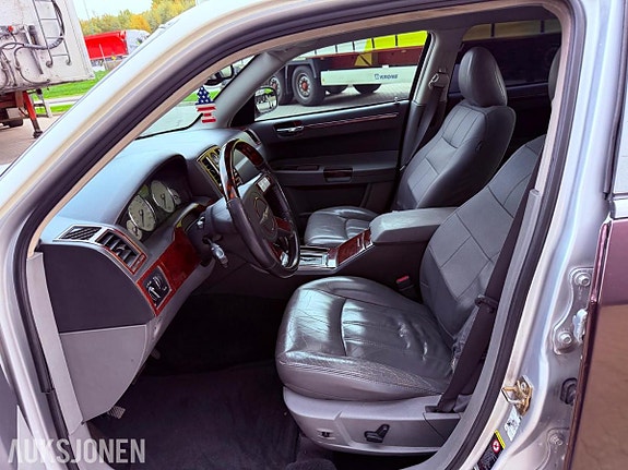 Chrysler 300C 16 of 30