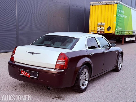 Chrysler 300C 11 of 30