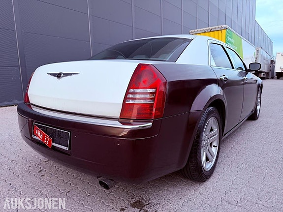 Chrysler 300C 9 of 30