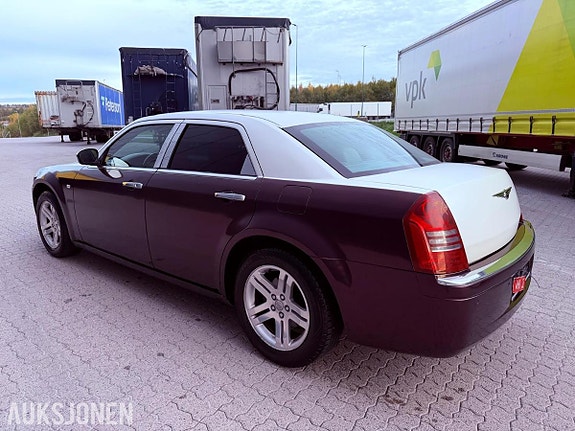 Chrysler 300C 13 of 30