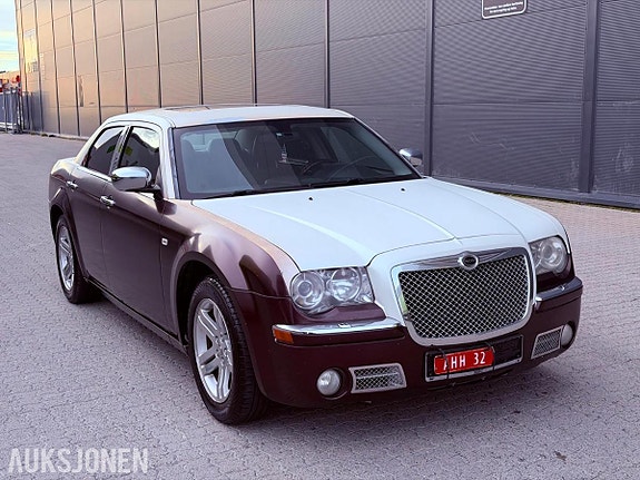 Chrysler 300C 8 of 30