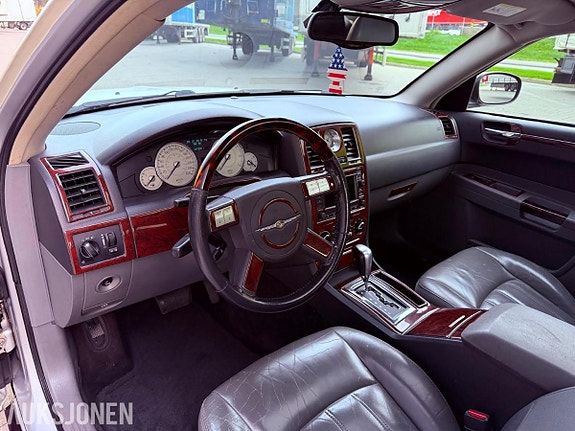 Chrysler 300C 17 of 30