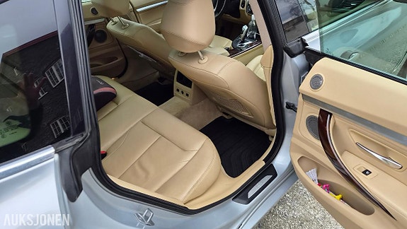 BMW 320i 11 of 20