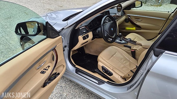 BMW 320i 9 of 20