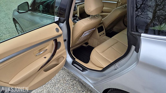 BMW 320i 10 of 20