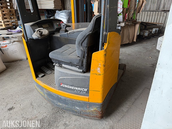 Jungheinrich ETV 214 Skyvemasttruck 4 of 5