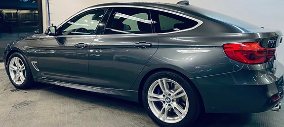 BMW 330i 2 of 5