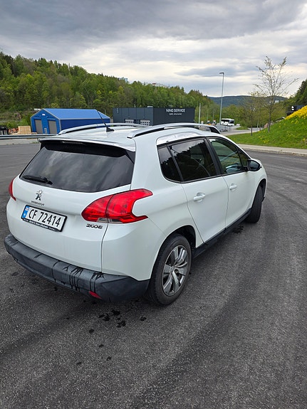 Peugeot 2008 2 of 5